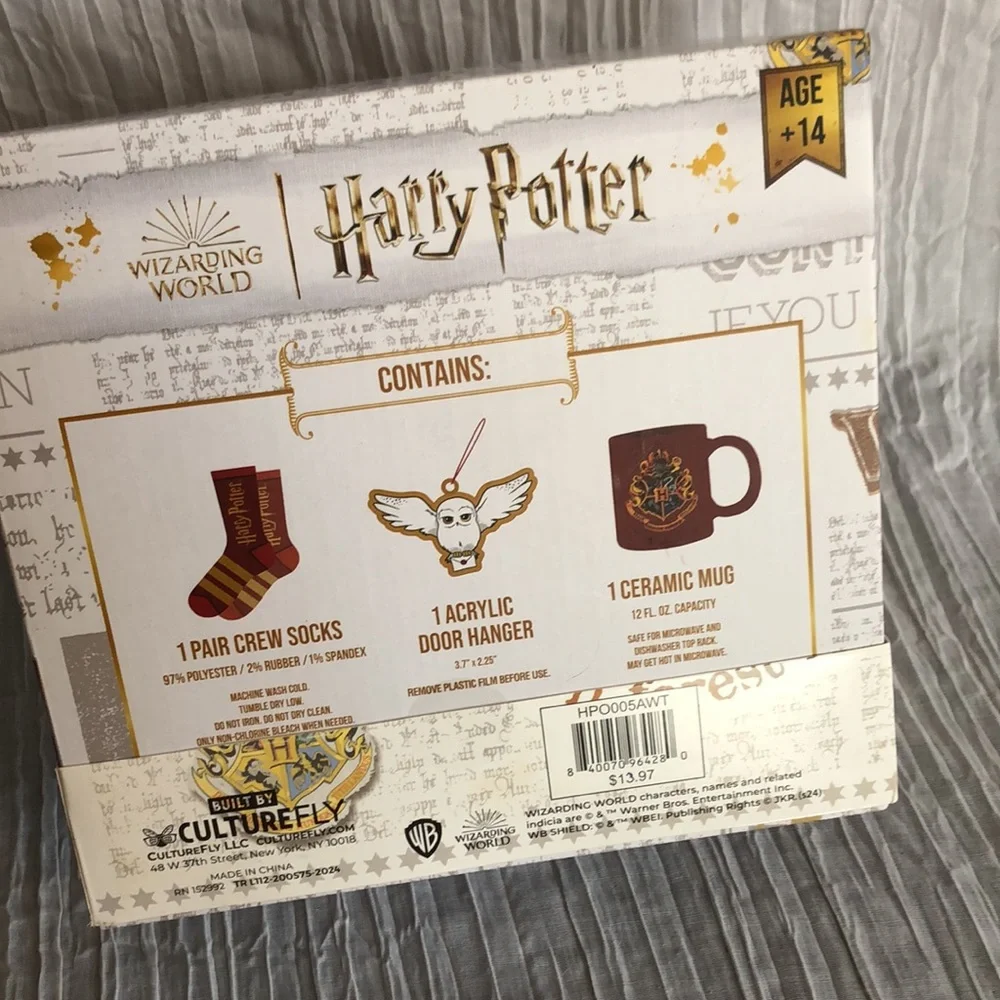 HARRY POTTER Hogwarts gift set ceramic mug pair socks acrylic door hanger NWT
